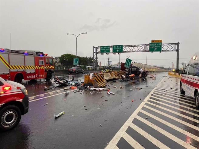 台74特斯拉自撞分隔岛两男身亡。（民眾提供／冯惠宜台中传真）