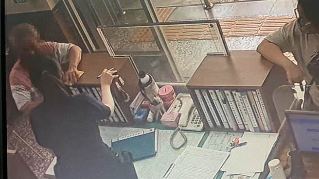 邓姓男子到派出所求助，称自己欲借钱给朋友，申办提款卡但被行员挡下。（警方提供）