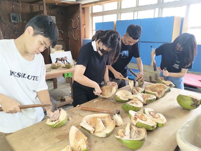 高雄市中正高工4名学生用夜市捡来的废弃椰子壳与回收的宝特瓶，制作出「椰丝环保砖」。 （高市教育局提供／杨舒婷高雄传真）
