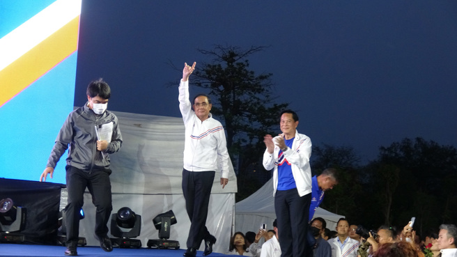 2023年泰国国会眾议院选举，总理帕拉育（中）转换政党到团结建国党，期望延续自己的政治生涯。图为帕拉育4月7日参与选举造势活动。（图／中央社）