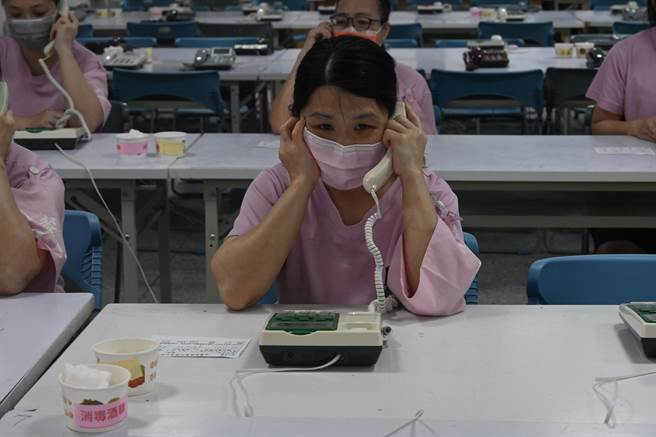 由中华电信宜兰营运处免费赞助41条线路，于4月25日、26日举办「母亲节电话恳亲活动」，鼓励收容人拨打电话回家。（宜兰监狱提供／吴佩蓉宜兰传真）