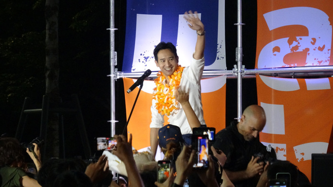 2023年泰国国会眾议院选举，新兴政党前进党在都会区和年轻世代之间支持度相当高，党主席皮塔同时是总理候选人很受欢迎。图为皮塔4月22日参加造势活动。（图／中央社）