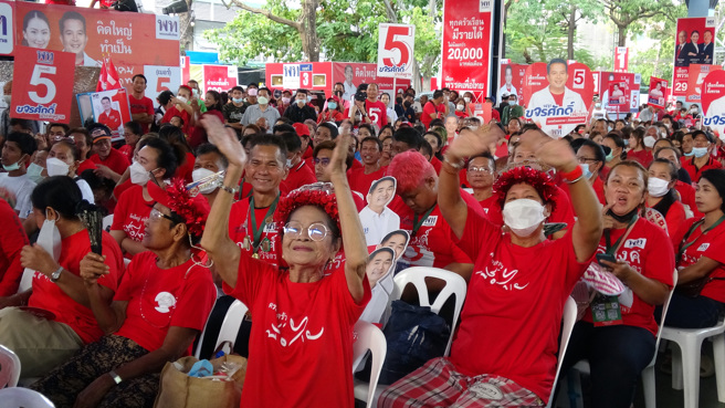 2023年泰国国会眾议院选举，最大在野党为泰党支持度高，为泰党支持者多数怀念前总理戴克辛执政时期。图为为泰党支持者4月28日参加选举造势。（图／中央社）