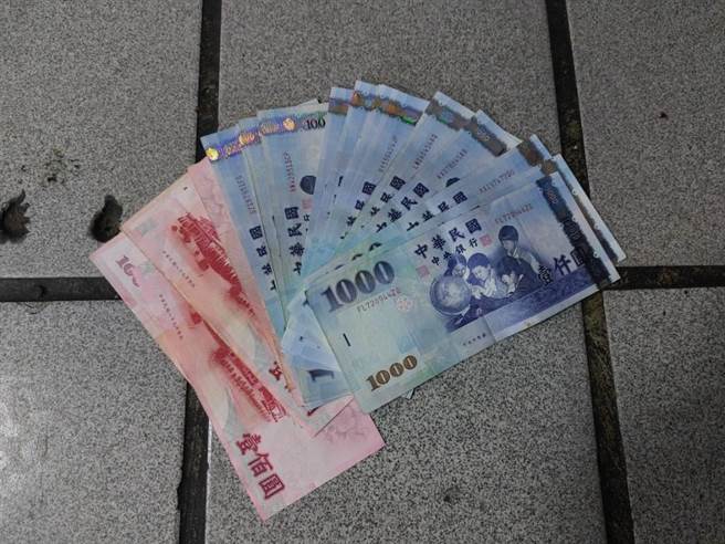 警方在黄嫌身上起获剩余赃款。（警方提供）