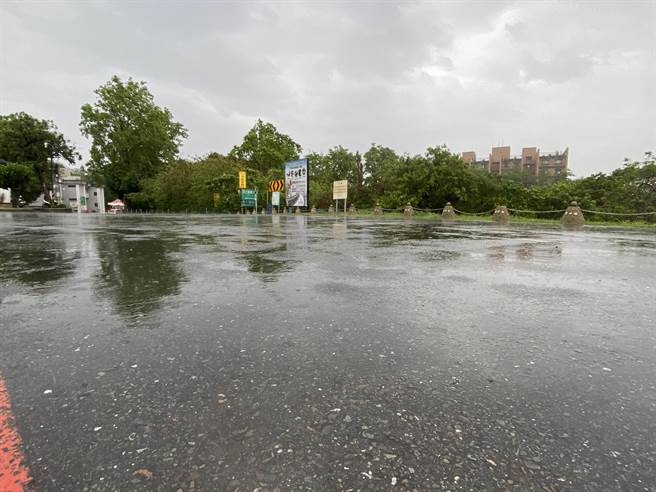 嘉義市今天下雨了，僅溼潤地面。（廖素慧攝）
