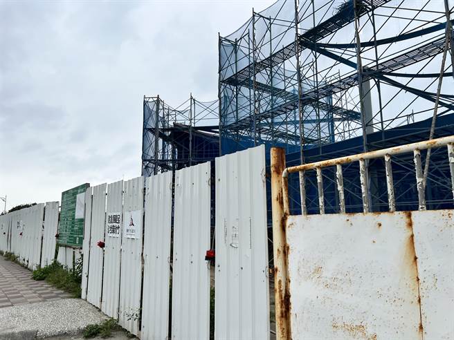 新竹渔港渔产直销中心因老旧破损，新建物2021年开工，原本预计去年底完工，但目前仍是施工状态。（王惠慧摄）