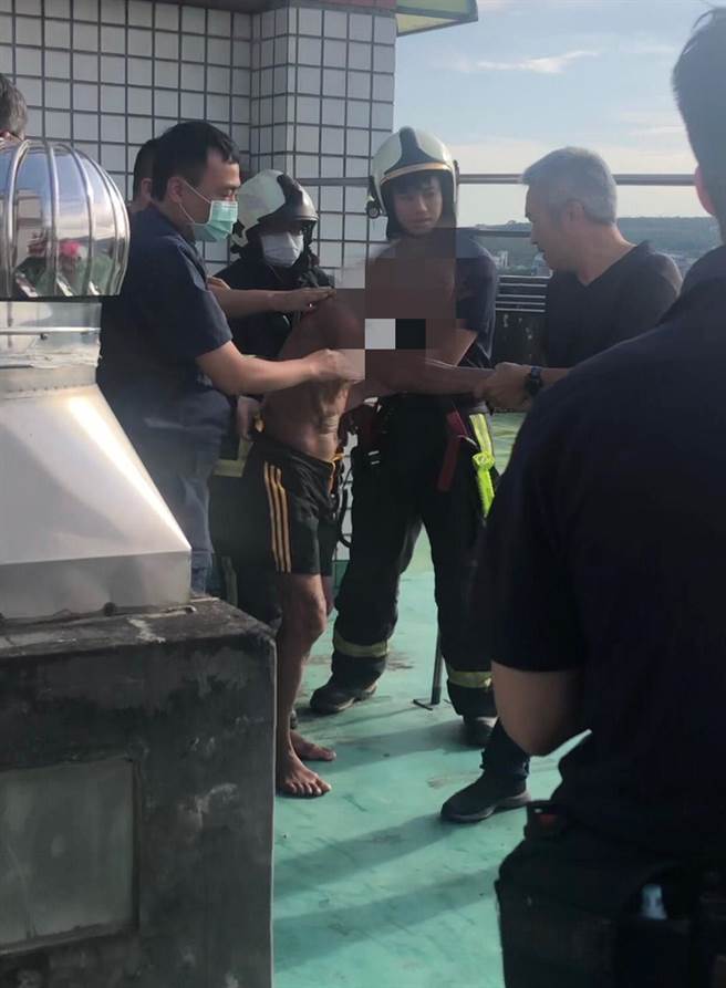 台中市南屯区一名男子昨天中午坐在社区13楼顶楼围墙，警方经过4小时开导，终于让他卸下心防，成功避免憾事发生。（民眾提供／张亦惠台中传真）