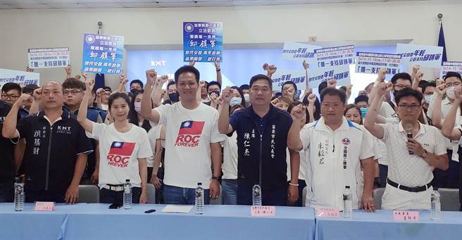 苗栗市長邱鎮軍（前左三）在青年支持者聲援下，希望黨內可以世代交替。（李京昇攝）