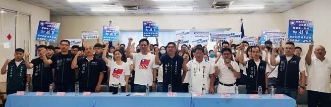 國民黨苗栗青工會號召上百位青年為苗栗市長邱鎮軍聲援。（李京昇攝）