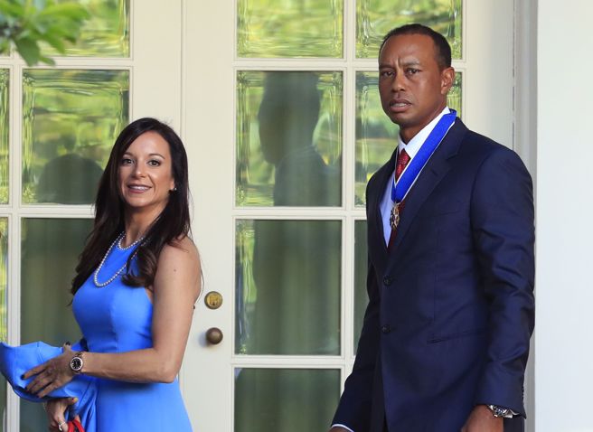 2019年的老虎伍兹(右)与女友艾莉卡。（美联社资料照）
