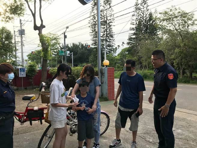 桃园詹姓男童与家人骑自行车失散，他看见警所哭着入内报警。（警方提供）
