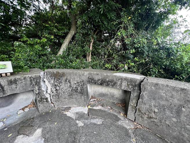 台北市士林区芝山岩是北市唯二的考古遗址，其画定范围内的「东炮台」露台石墙破损超过1年无人维修。（台北市议员林延凤办公室提供）