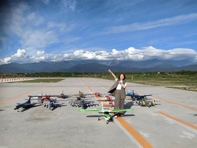 屏东县长周春米与帅气无人机合影。(屏县府提供)