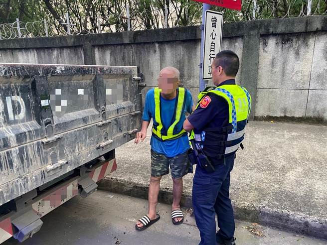 独居在桃园八德的66岁陈姓老翁，近日迷途一天一夜来到龙潭区，警方即时发现救援。（翻摄照片／蔡明亘桃园传真）