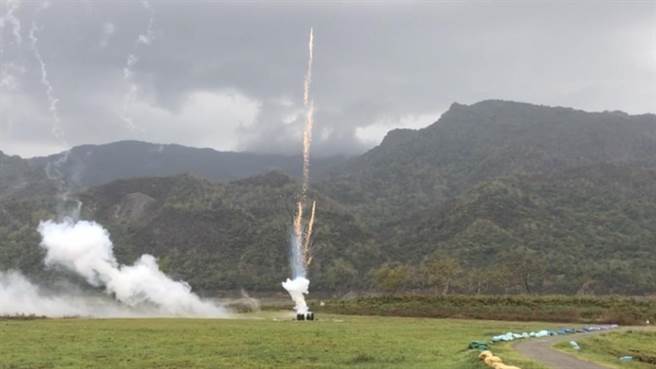 曾文水库7日上午施作增程型焰弹增雨作业。（南水局提供／程炳璋台南传真）