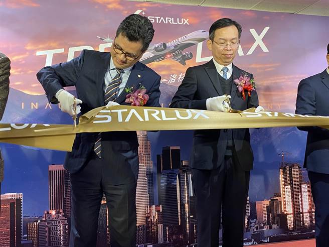 民航局长林国显（右）表示，已指示同仁要去了解整起事件的过程，包括星宇重飞时的航机操作、航机务处理、空服员工时等飞安问题，以及契约中对旅客的安置及协助是否妥适。（本报资料照）