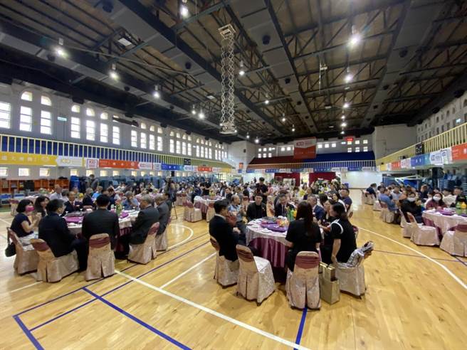 台中科技大学企业管理系7日举办系友会暨第六、七届理事长交接典礼，在台中科大体育馆席开30桌。（冯惠宜摄）