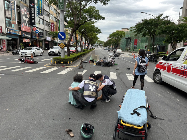 三民区澄清路和澄明街今发生一起车祸，共5人送医。（翻摄照片／高雄洪靖宜传真）