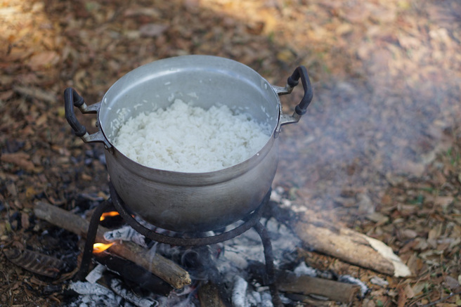 印尼一场庆祝活动上，竟有一锅米饭煮了7个小时都熟不了，让现场民眾都惊吓不已。(示意图/达志影像)