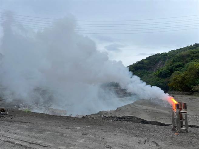 北水局今日上午于石门水库罗浮地区施放焰剂人工增雨作业。（北水局提供／蔡明亘桃园传真）