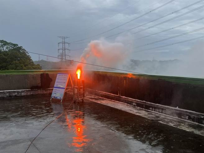 北水局今日上午于宝二水库施放焰剂人工增雨作业。（北水局提供／蔡明亘桃园传真）