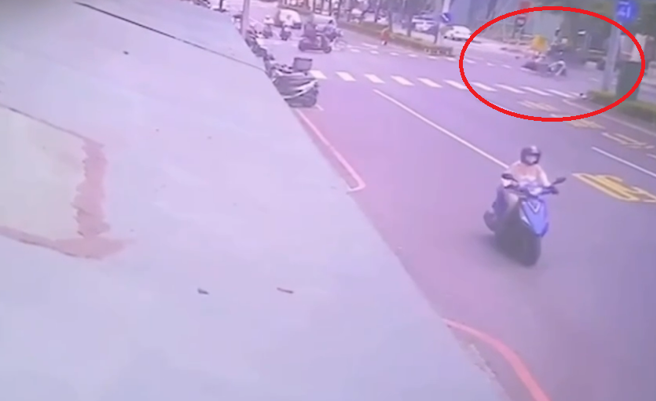 三民区澄清路和澄明街今发生一起车祸，共5人送医。（翻摄照片／高雄洪靖宜传真）