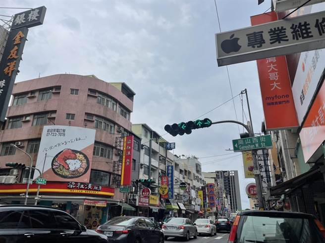 前镇区瑞隆路与岗山西街东往西方向装设6灯号志。（洪靖宜摄）