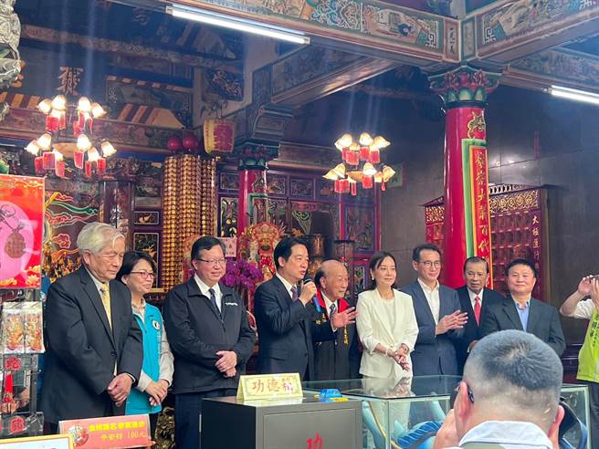 民进党主席赖清德今日赴桃园市中坜区仁海宫、平镇区义民庙参香祈福，行政院副院长郑文灿及多位在地议员都陪同现身。（蔡明亘摄）