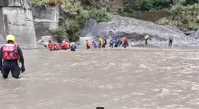 南投丹大林道因雨后发生坍方，民间义消搜救人员协助登山游客脱困。（读者提供／张妍溱南投传真）