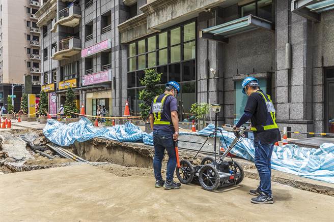 竹北天坑事件，专业厂商在大有可为社区前方人行道与水沟间用透地雷达检测搜集地质资料。（罗浚滨摄）