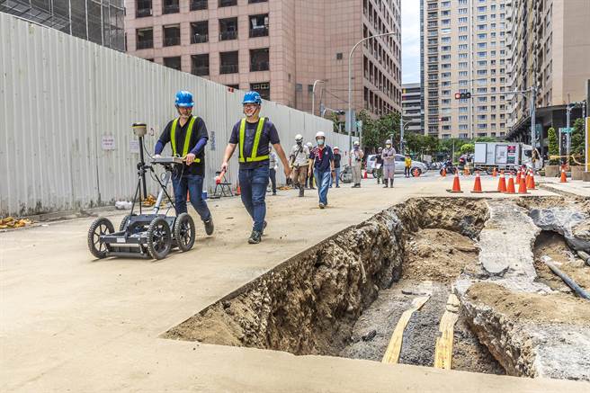 竹北天坑事件，厂商使用透地雷检测，在庄敬五街搜集5条地底10米的地质结构资料，预针2周完成检测报告。（罗浚滨摄）