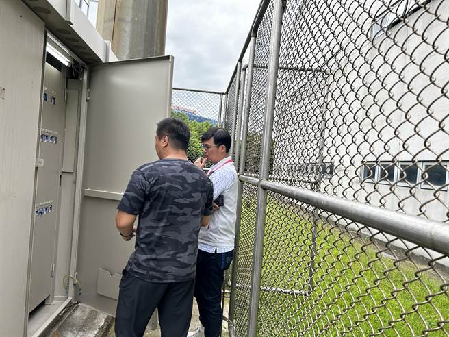 桃园市体育局今天上午与乐天球团一同赴桃园棒球场勘查灯柱故障原因。（桃园市体育局提供／陈梦茹桃园传真）