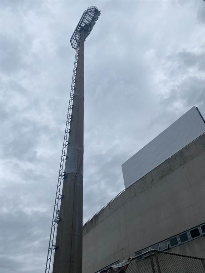 乐天桃猿队昨天在主场乐天桃园棒球场迎战味全龙队，岂料球场照明设备又出状况，左外野其中1支灯柱整场未亮。（桃园市体育局提供／陈梦茹桃园传真）