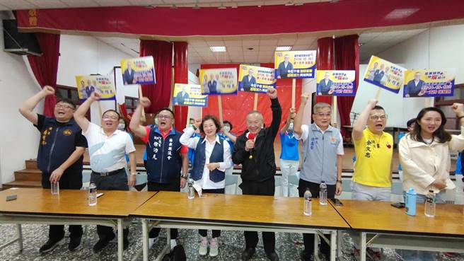 前苗栗县长徐耀昌（右四）今天在头屋乡举办见面会。（徐耀昌办公室提供／李京升苗栗传真）