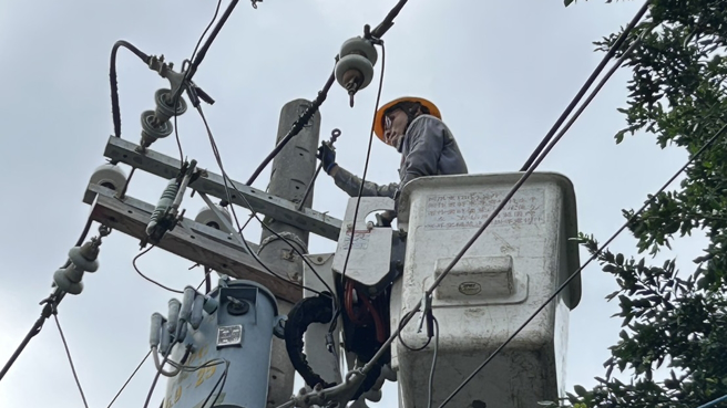 高雄市湖内区中山路一带因雷雨造成高压导线烧损及横单脱落，造成近4000户居民停电。（图／台电提供）