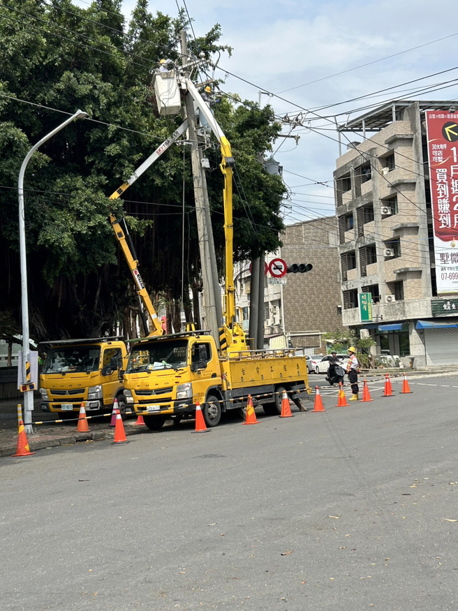 台电紧急到现场抢修。（图／台电提供）