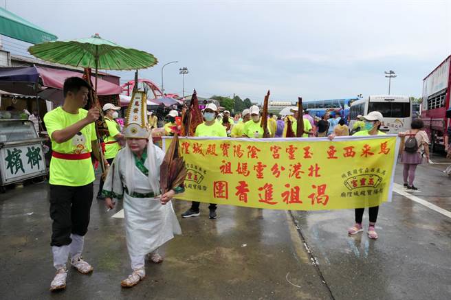 马来西亚玉灵宫「朝麻妈」到云林县北港朝天宫谒祖，充满异国风情。（张朝欣摄）