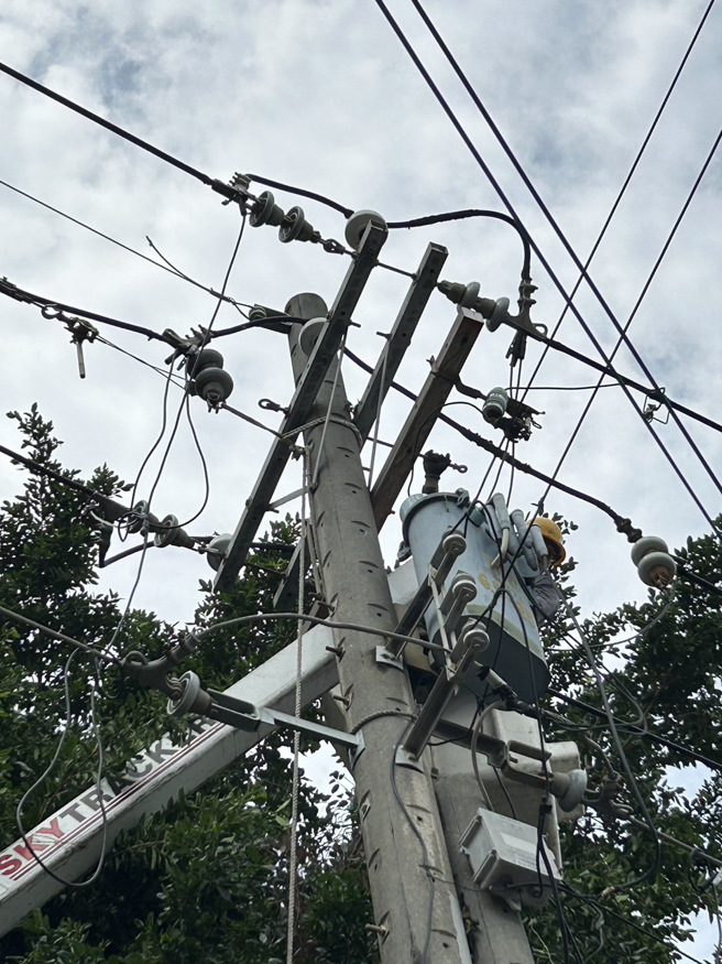 雷雨造成高压导线烧损 ，台电派员到场抢修 。（图／台电提供）