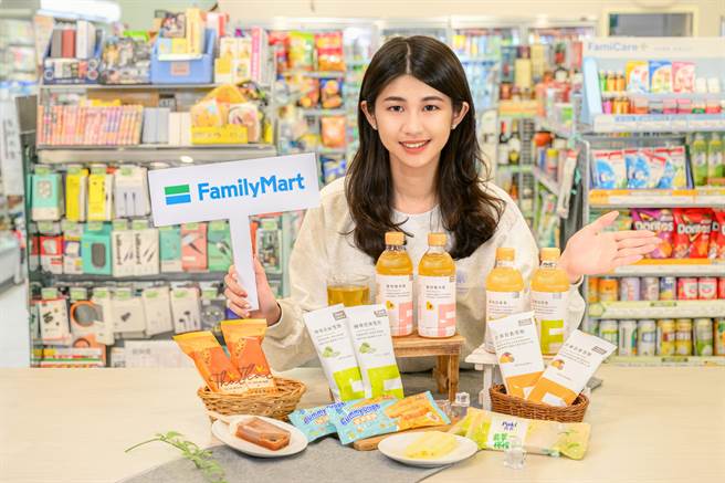 全家FamiCollection陆续推果茶、新冰等，其中葡柚四季青及蜜桃春乌龙，分别添加29％及33％果汁，标榜茶香、果香优雅绽放。（全家提供）