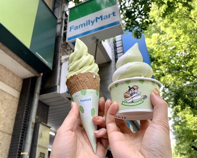 全家Fami!ce「白葡萄霜淇淋」整体酸甜果韵不涩不腻；综合口味则搭鲜乳坊小农牛奶霜淇淋，口感更浓郁香醇。（全家提供）