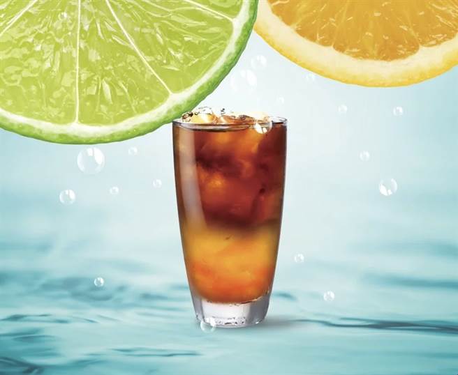 莱尔富迎接夏日清柠季，将美式咖啡与柠檬结合打造新品项，也有添加气泡刺激口感的选择。（莱尔富）