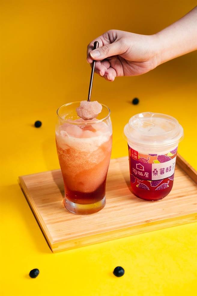 OKmart「陶板屋桑椹醋冰沙」酸爽滋味飘散桑椹香气，65元。（OKmart提供）