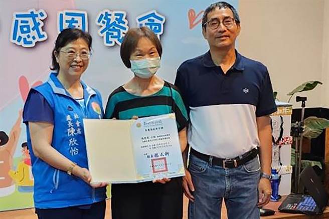 社會處長陳欣怡（左）授證給身障寄養家庭，感謝讓身障兒少快樂成長。（新竹縣政府提供／羅浚濱新竹傳真）
