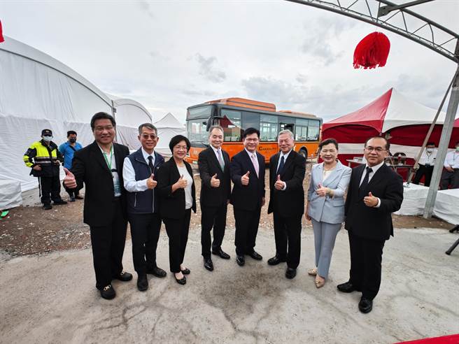 动土典礼「眾星云集」，董事长吴定发（左4）、总统府秘书长林佳龙（右4）、经济部长王美花（右2）、彰化县长王惠美（左3）等人到场外，还有超过40个海内外企业参与。（吴建辉摄）