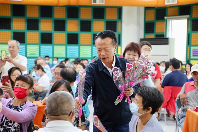 嘉义县长翁章梁送康乃馨给寄养家庭祝母亲节快乐。（嘉义县政府提供／廖素慧嘉义传真）