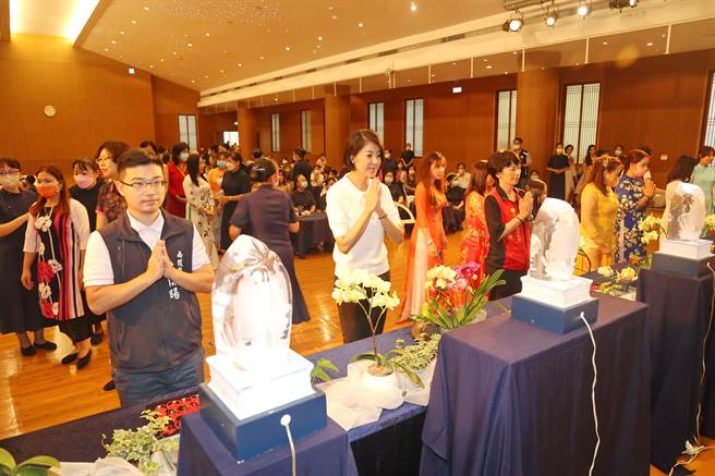 「母爱爱无限手作幸福玫瑰」活动，现场子女帮妈妈奉茶及浴佛祈福方式，感恩母爱、日日安康。（南投县政府提供／张妍溱南投传真）