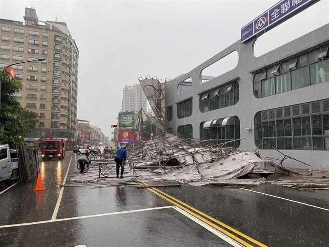 高雄市左营区崇德路与博爱路口一栋约2层楼高的建物，今天中午12时发施工鹰架倒塌意外，高约6米的鹰架倒塌后压坏路边4辆汽车。（本报资料照片）
