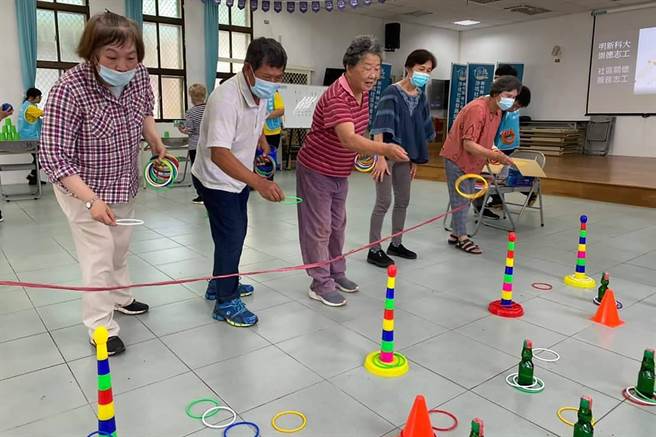 竹县推动青银同乐「公益青年送爱下乡趣」，长辈们开心玩套圈圈古早童玩。（新竹县政府提供／罗浚滨新竹传真）