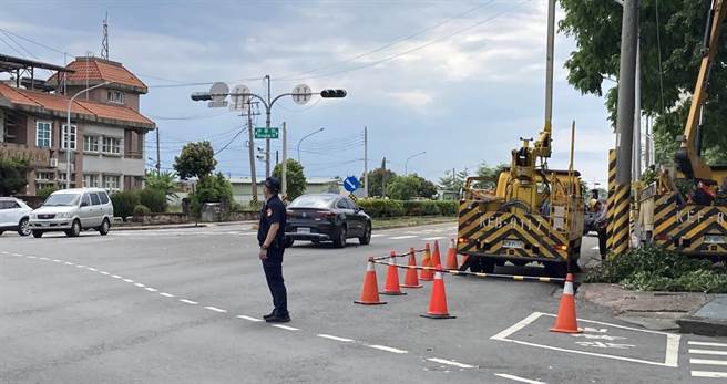 警方於保生路與中華街口指揮交通。（警方提供／林雅惠高雄傳真）