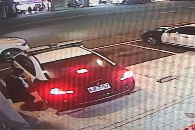 桃园一名1周大婴儿日前突然呼吸不稳又乾呕，家长求助警方协助送医。（翻摄照片／蔡明亘桃园传真）